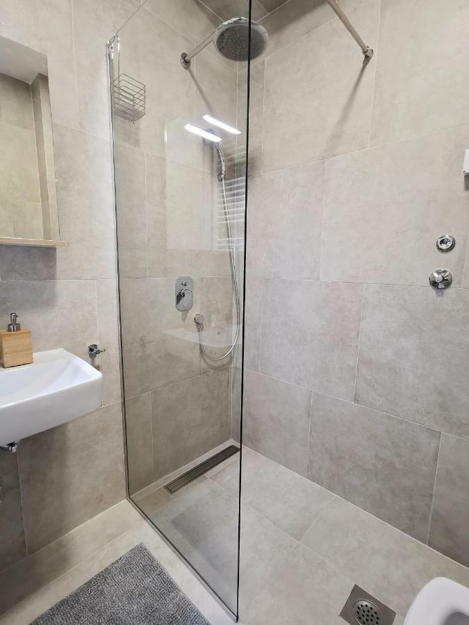 Luna Deluxe City Center & Free Parking Сараево Экстерьер фото